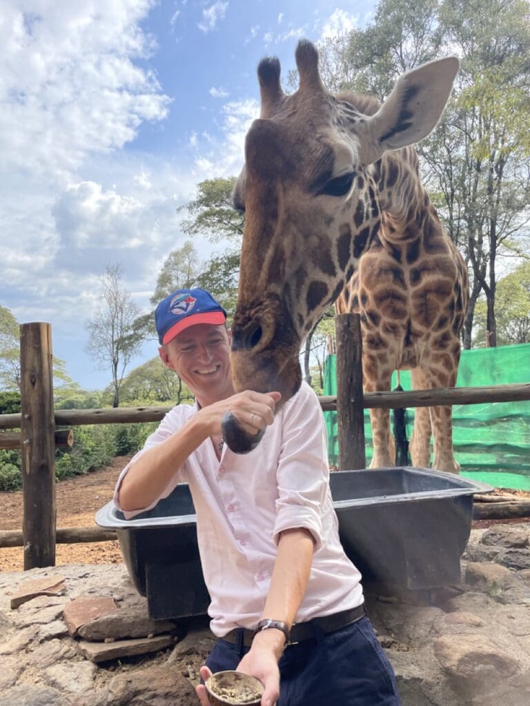 Ladislas avec giraffe à Nairobi entre des visites immobilières