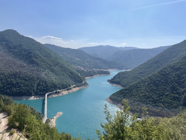 beau lac dans le nord du montenegro