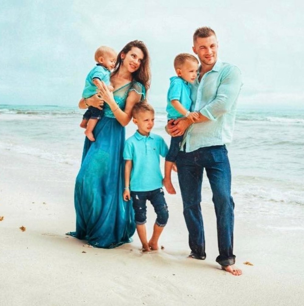 couple blanc avec trois enfants blancs à la plage